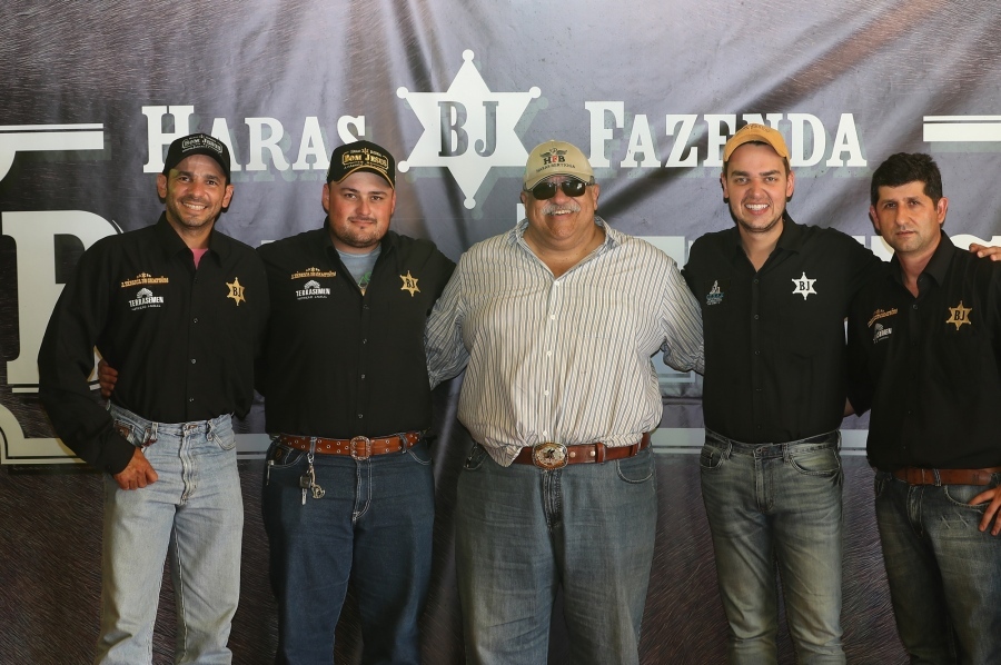 Rafael Heniques (2º da dir.), com a equipe de profissionais do Haras Fazenda Bom Jesus